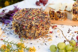 queso-flores-corsevilla-sobre-mesa-mantelk-blanco