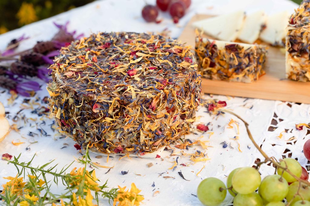 queso-flores-corsevilla-sobre-mesa-mantelk-blanco