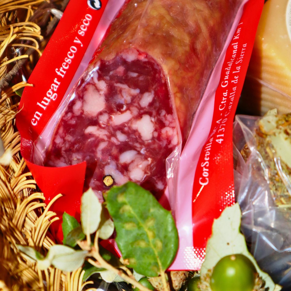 Lote Pasión por Compartir con quesos CorSevilla, ibéricos, cordero asado y especialidades de Sierra Morena de Sevilla