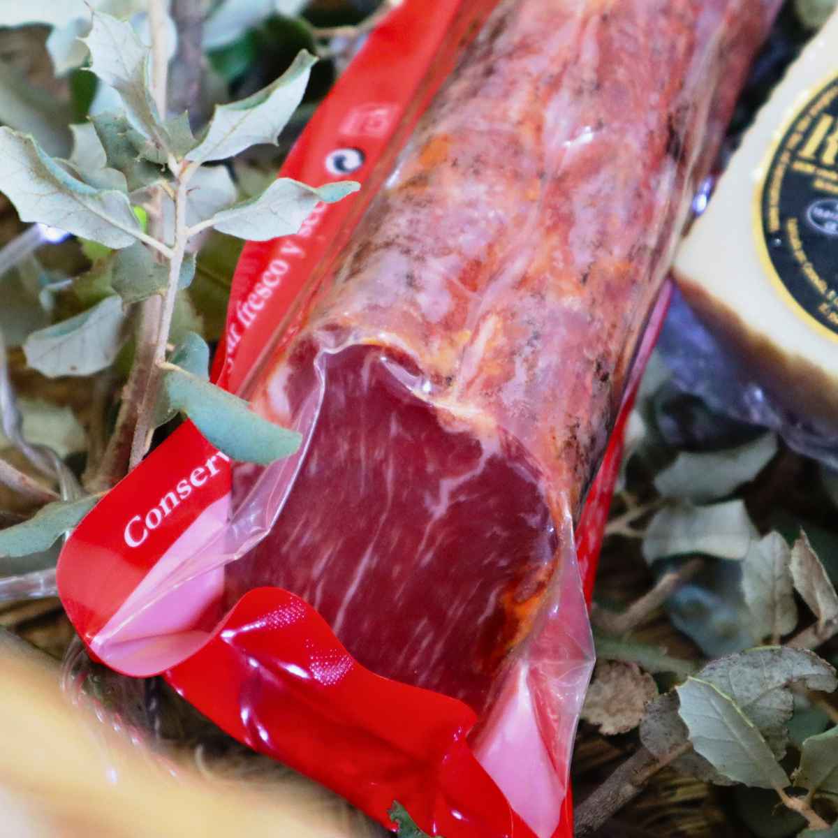 Lote Pasión por el Sabor de CorSevilla con quesos de cabra, salchichón ibérico de bellota y lomo ibérico de bellota