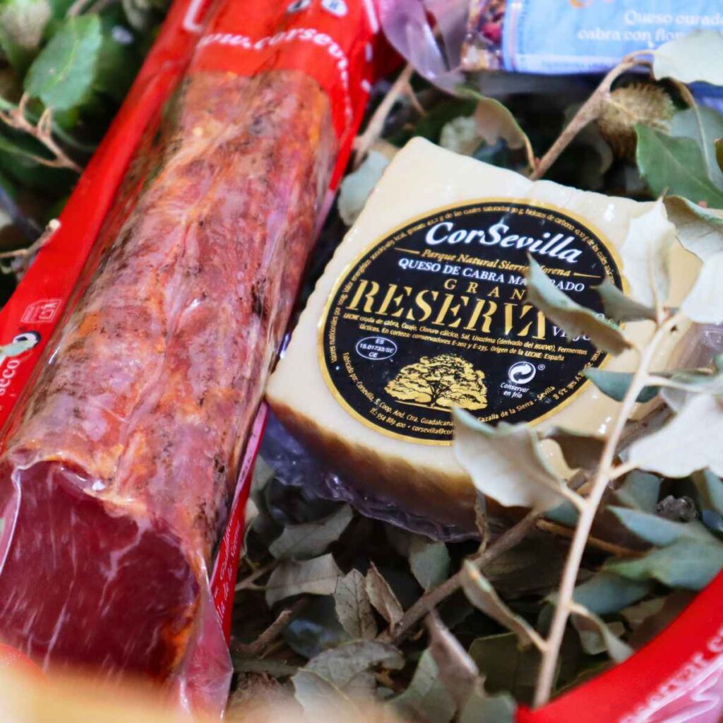 Lote Pasión por el Sabor de CorSevilla con quesos de cabra, salchichón ibérico de bellota y lomo ibérico de bellota