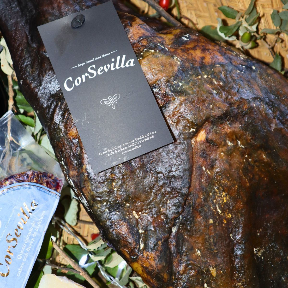 Lote Tesoro de la Dehesa con paleta de bellota ibérica 50 % raza ibérica, quesos de cabra y vino tinto