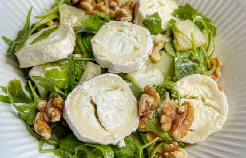 Receta ensalada de rúcula con queso de rulo de cabra, piña y nueces